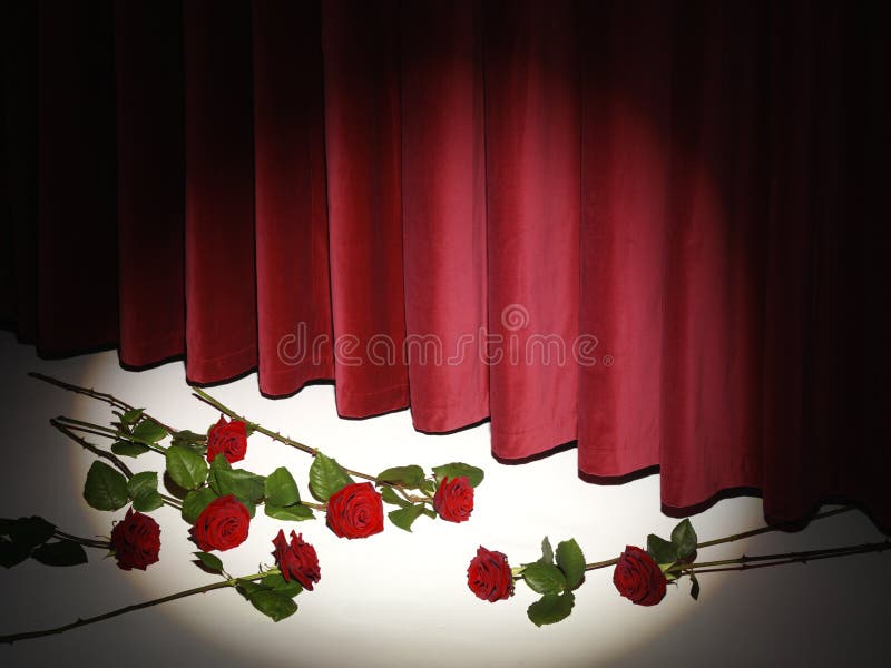 Rood Theatergordijn op stadium met rode rozen stock fotografie Rood Theatergordijn op stadium met rode rozen stock fotografie
