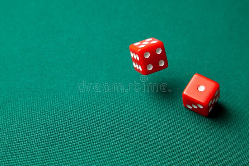 Rood twee dobbelt op groene pookspeeltafel in casino Concept het online gokken Exemplaarruimte voor tekst royalty-vrije stock afbeeldingen Rood twee dobbelt op groene pookspeeltafel in casino Concept het online gokken Exemplaarruimte voor tekst royalty-vrije stock afbeeldingen