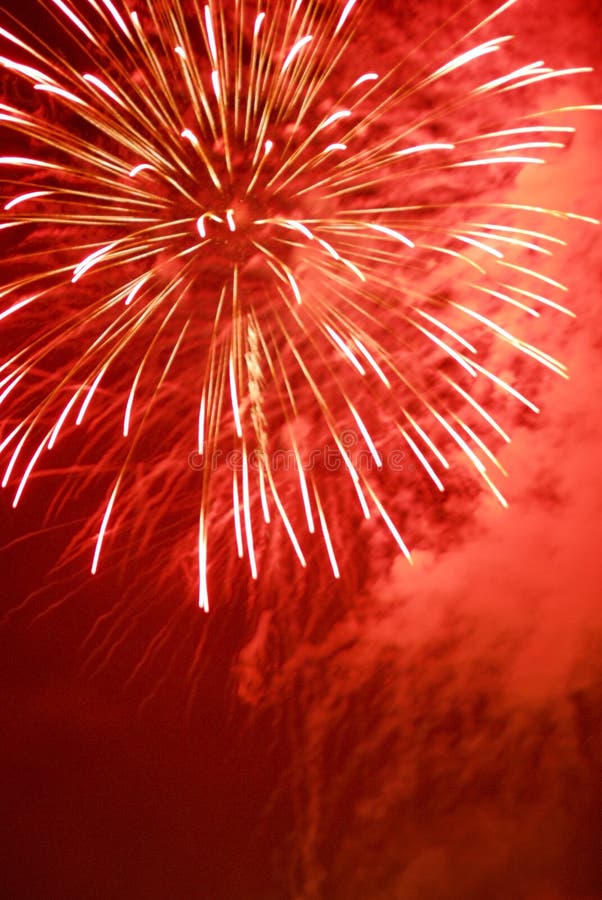 Rood vuurwerk royalty-vrije stock afbeeldingen Rood vuurwerk royalty-vrije stock afbeeldingen