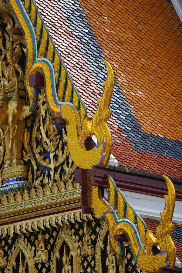 Download Roof det thai tempelet fotografering för bildbyråer. Bild av grand - 988307