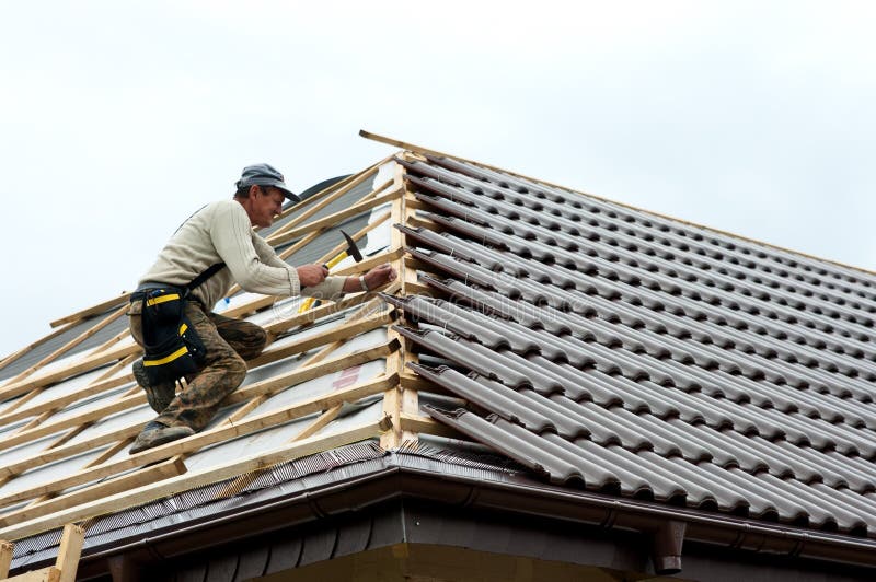 Roofer que coloca telhas