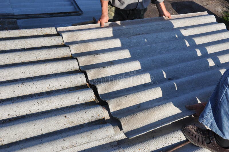 Roofersreparaturdach und alte Dachplatten des Asbests entfernen Deckungs-Bau