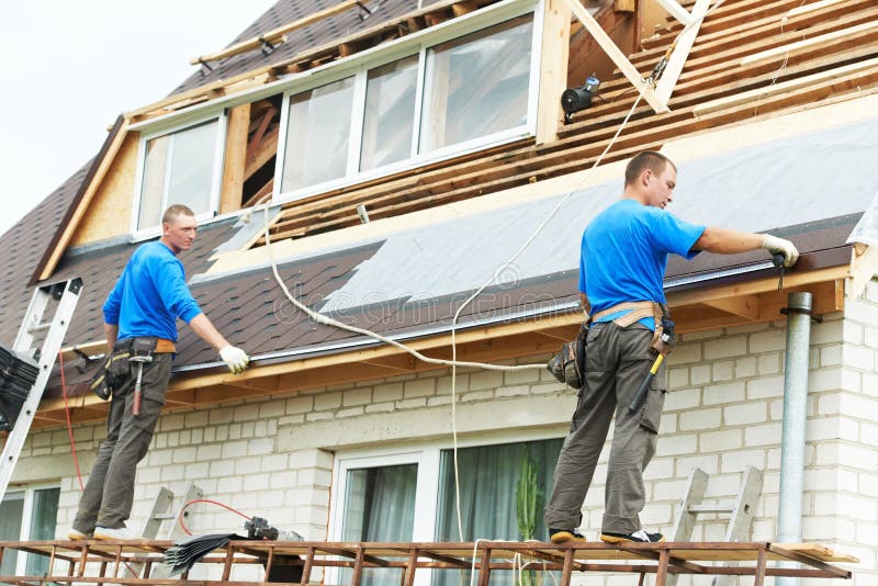 Due operai sul tetto funziona con flex piastrelle di misura copertura di scarico distanza.