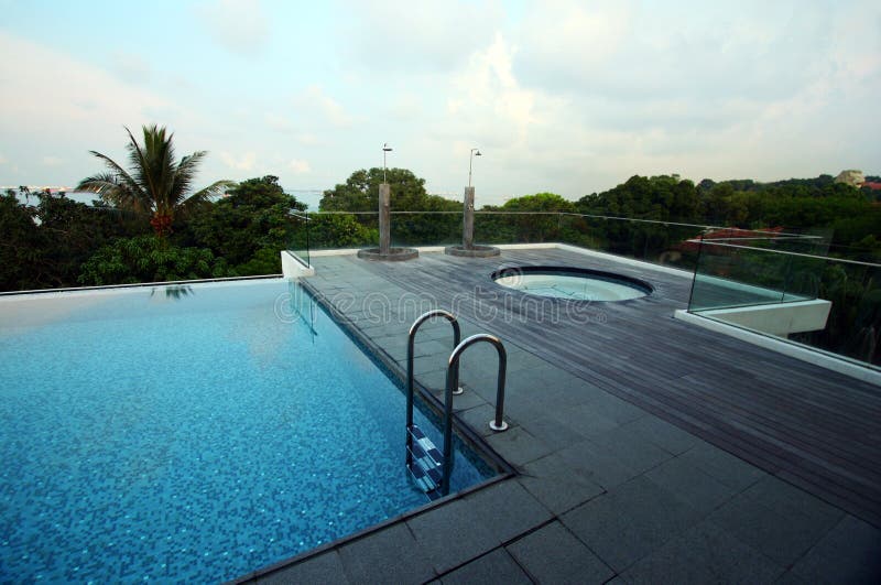 Rooftop för semesterort för oändlighetsbubbelpoolpöl arkivbild
