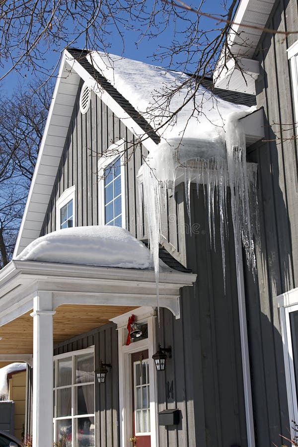 Hromadění ledu a sněhu na střeše Viktoriánské domů v Kanadě představuje výzvu pro zájemce.