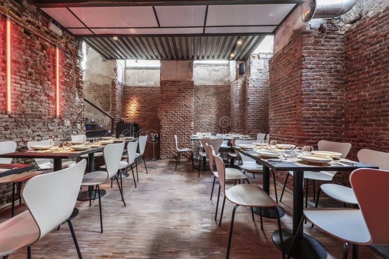 Classy Restaurant Bar With Booths Mirrors And Red Brick Walls Stock Photo -  Download Image Now - iStock