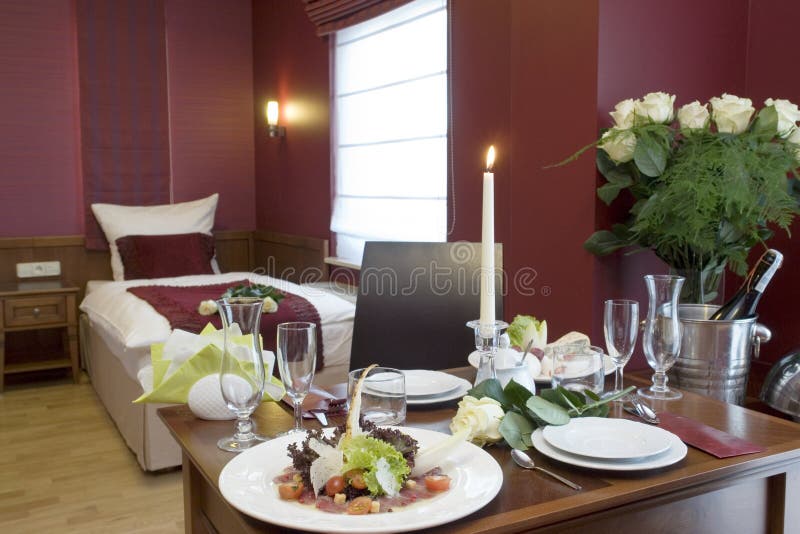 Instalación que proporciona servicios de alojamiento servicio sobre el mesa, completo comida, vino, a flores.