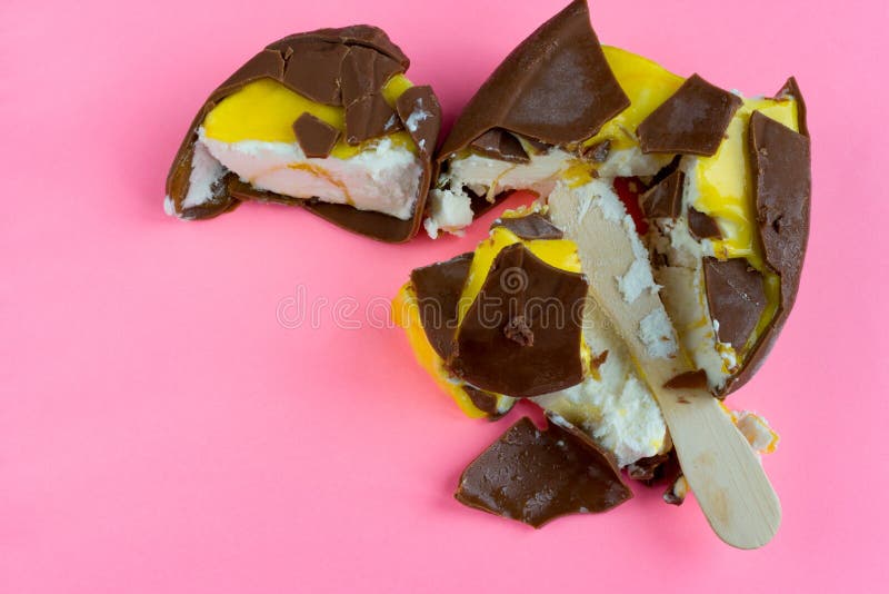 Roomijs, chokolate ijslollie op roze achtergrond half wordt en wordt gebroken gegeten die stock foto's Roomijs, chokolate ijslollie op roze achtergrond half wordt en wordt gebroken gegeten die stock foto's