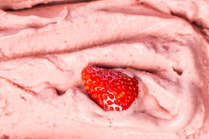 Roomijs: De romige woonkamer van het aardbeiroomijs in het venster van icecreamshop royalty-vrije stock afbeeldingen Roomijs: De romige woonkamer van het aardbeiroomijs in het venster van icecreamshop royalty-vrije stock afbeeldingen