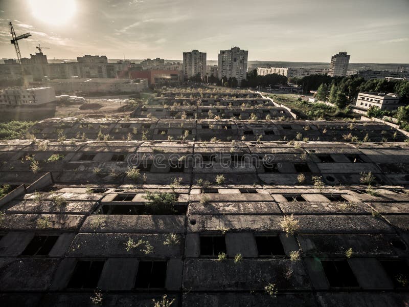 Rooof abandonado velho com furos da janela e vista da cidade fotografia de stock Rooof abandonado velho com furos da janela e vista da cidade fotografia de stock