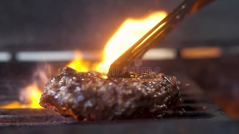 Rooster het vlees voor de Hamburgertik op de grill