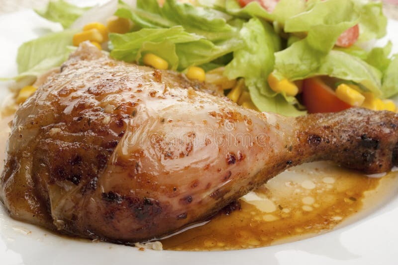 Rooster kippenbeen met salade stock fotografie Rooster kippenbeen met salade stock fotografie