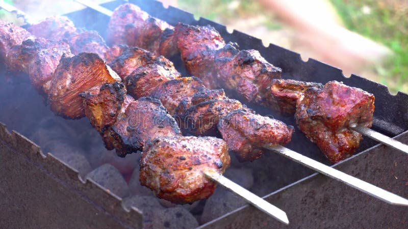 Roosterende vleesbarbecue op de grill