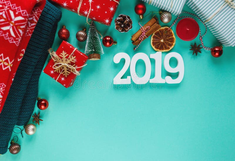 Ropa caliente, acogedora del invierno, número blanco 2019 y marco de las decoraciones de la Navidad en fondo verde foto de archivo libre de regalías Ropa caliente, acogedora del invierno, número blanco 2019 y marco de las decoraciones de la Navidad en fondo verde foto de archivo libre de regalías