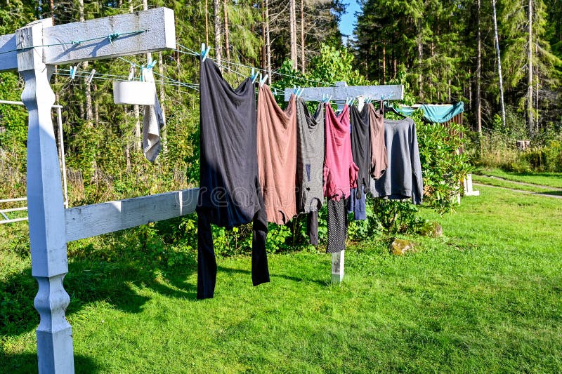 Ropa Colgada Para Secar Al Aire Libre En Un Tendedero Foto de archivo -  Imagen de sombras, bosque: 158050354