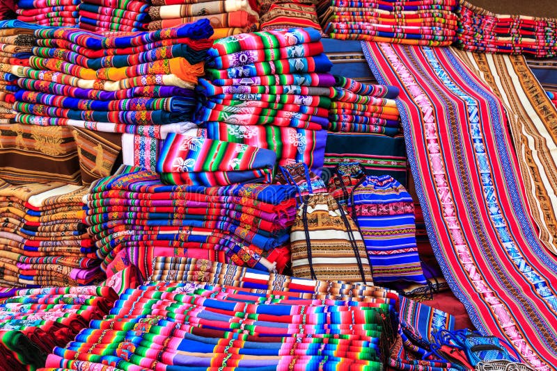 Ropa Colorida En Un Mercado Tradicional De Tarabuco, Bolivia Foto de archivo - de boliviano, pila: 163768558