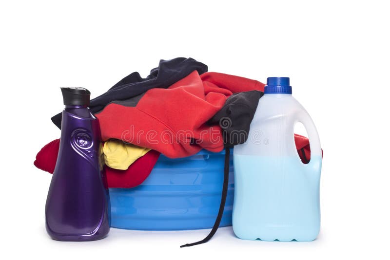 Ropa con el detergente y el detergente en cesta plástica imagen de archivo Ropa con el detergente y el detergente en cesta plástica imagen de archivo