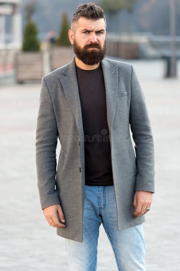 celebrar Primitivo Cariñoso Ropa De Caballero Y Concepto Masculino De La Moda Capa De Moda Elegante Del  Inconformista Barbudo Del Hombre Cómodo Y Fresco Casu Foto de archivo -  Imagen de unshaven, bigote: 133629030