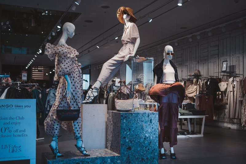 Ropa De Moda Zara Para Mujer Exposicion En Maniquí En Zara Shop. De Compra Imagen de editorial - Imagen de ropas, editorial: 216369219