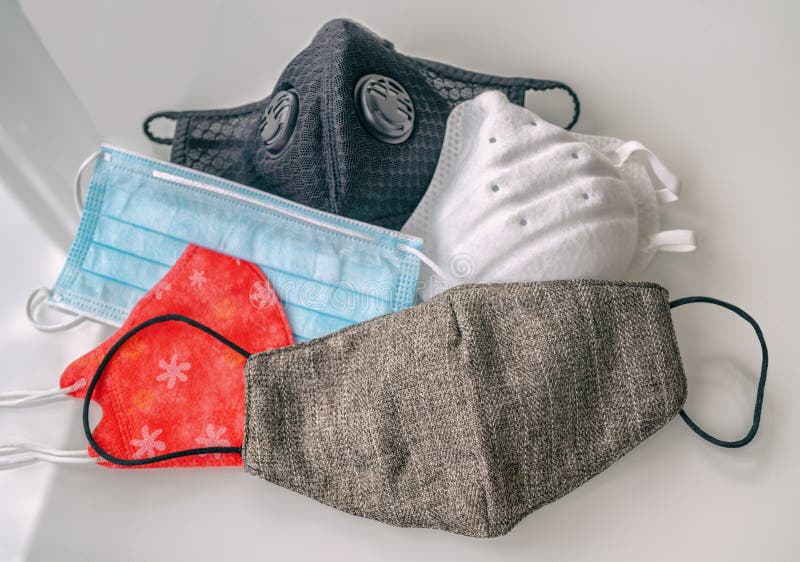 Ropa de máscara covid19 : diferentes tipos de protección de mascarillas faciales para la prevención del coronavirus : ropa de tela foto de archivo libre de regalías