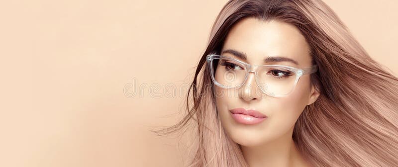 Ropa De Ojos Para Mujeres. Vestir Hermosa Mujer Con Gafas Claras De Moda Bellos Maquillaje. De Moda Y Visión Clara Imagen de archivo - Imagen de feliz, interior: 242527943