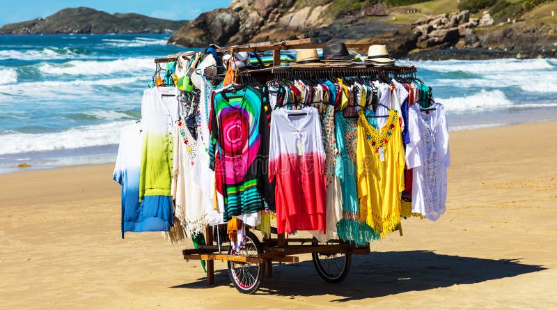 Escupir orientación riesgo Ropa De Playa Se Vende En La Playa De Santinho En Florianopolis Brasil  Imagen de archivo - Imagen de coastline, clima: 214032453