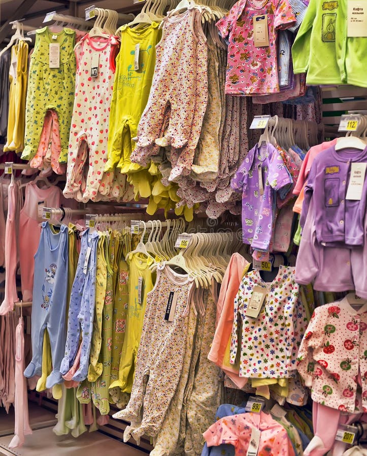 Ropa Del Bebé Para Los Nacidos En Tienda Imagen de archivo editorial - Imagen sonriente, supermercado: 52455059