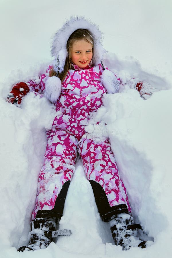 Ropa Del Invierno De La Niña Que Lleva Que Miente En Nieve Imagen de  archivo - Imagen de hielo, divertido: 65306043