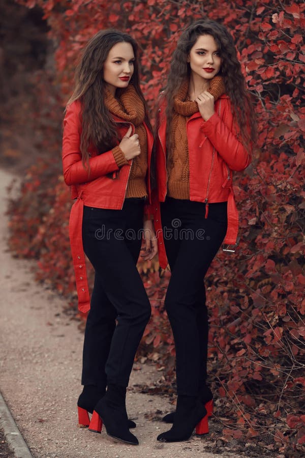 Ropa del otoño de las mujeres fijada Dos gemelos morenos hermosos jovenes adentro imágenes de archivo libres de regalías Ropa del otoño de las mujeres fijada Dos gemelos morenos hermosos jovenes adentro imágenes de archivo libres de regalías