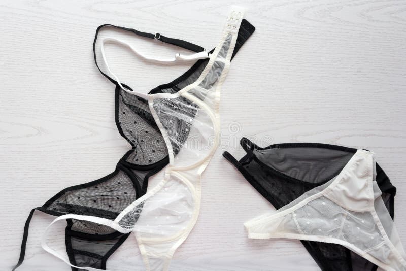 Ropa interior de moda del cordón de la moda Diversos bragas y sujetador en el fondo de madera blanco Sistemas hermosos a elegir d fotografía de archivo Ropa interior de moda del cordón de la moda Diversos bragas y sujetador en el fondo de madera blanco Sistemas hermosos a elegir d fotografía de archivo
