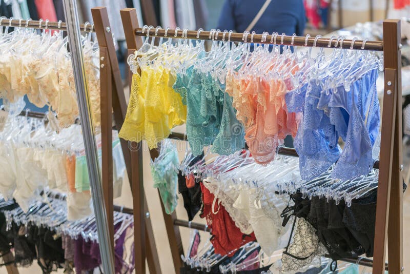 Ropa Interior De La Mujer Ropa Interior En El Estante Tienda Al Por Menor, Tienda Traje De Baño De Las Mujeres En La Tienda Foto de archivo - Imagen de mujeres, baño: