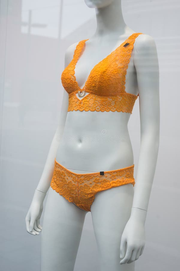 Ropa Interior Naranja En Mannequín En La Sala Exposición De La Tienda De Moda Para Mujeres Foto de - Imagen de encanto, persona: