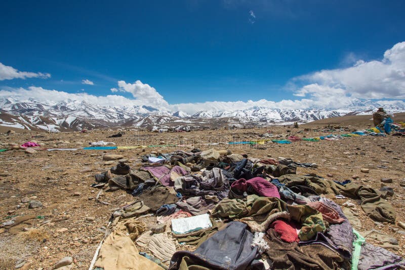 Ropa inútil y vieja en el Himalaya foto de archivo Ropa inútil y vieja en el Himalaya foto de archivo