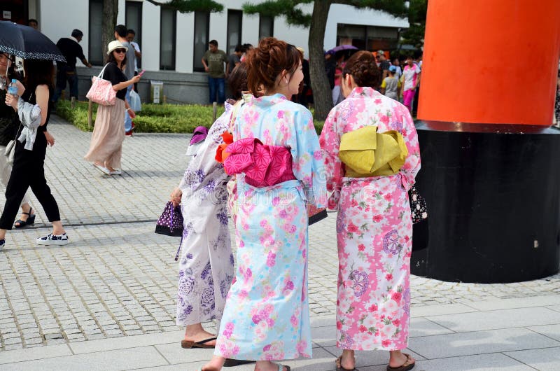 Trastorno vestirse apodo Ropa Japonesa Tradicional De La Ropa De Mujer Japonesa (kimono Y Yu Imagen  editorial - Imagen de turismo, edificio: 78570065