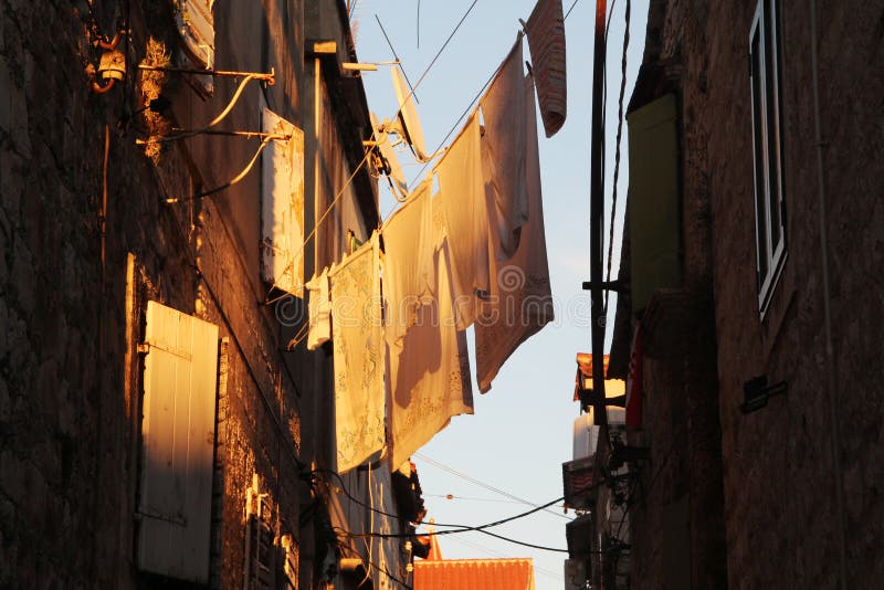 Ropa lavada planchada que se seca afuera, Trogir, Croacia foto de archivo libre de regalías