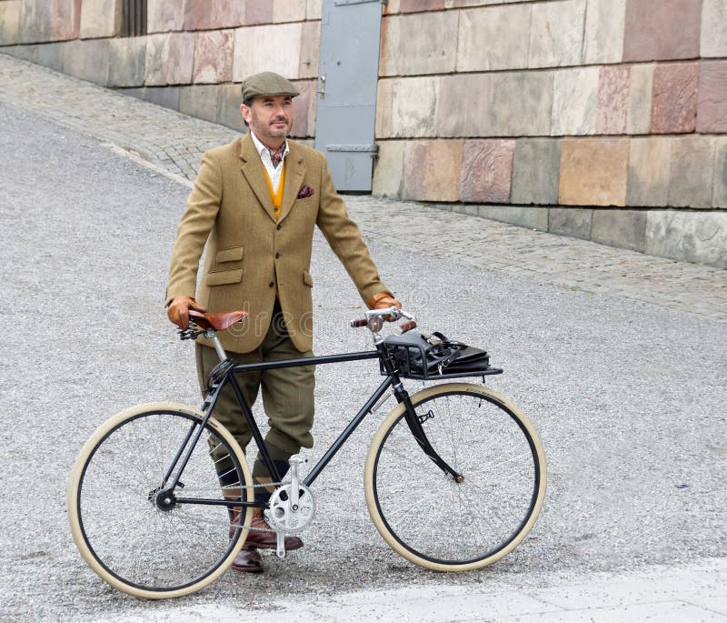 Ropa marrón pasada de moda del tweed del hombre que lleva elegante fotos de archivo libres de regalías Ropa marrón pasada de moda del tweed del hombre que lleva elegante fotos de archivo libres de regalías
