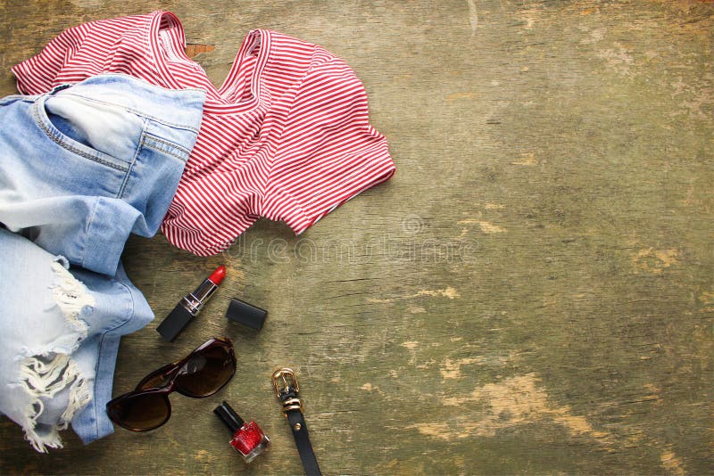 Ropa para mujer y accesorios del verano imágenes de archivo libres de regalías Ropa para mujer y accesorios del verano imágenes de archivo libres de regalías