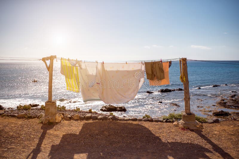 Ropa que se seca en la costa de mar imagenes de archivo