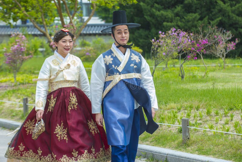 Tradicional Coreana De Hanbok Foto editorial - Imagen de cultural, elegante: 120412671