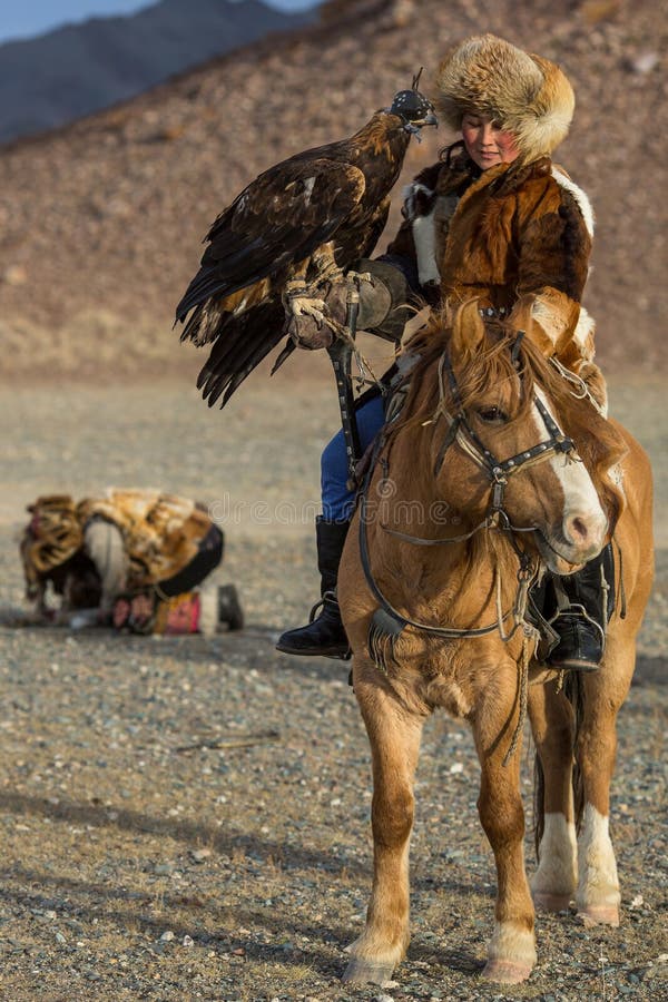 Ropa Tradicional De Eagle Hunter De La Mujer Del Kazakh, Mientras Que Caza  a Las Liebres Que Sostienen Un águila De Oro En Su Bra Foto editorial -  Imagen de cultura, cazador