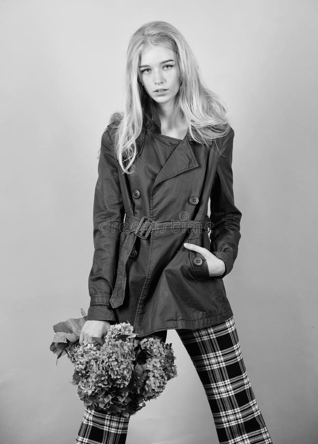 Ropa y accesorio Capa del desgaste del modelo de moda de la muchacha para la estaci?n de la primavera y del oto?o Tendencia de la imagen de archivo libre de regalías Ropa y accesorio Capa del desgaste del modelo de moda de la muchacha para la estaci?n de la primavera y del oto?o Tendencia de la imagen de archivo libre de regalías