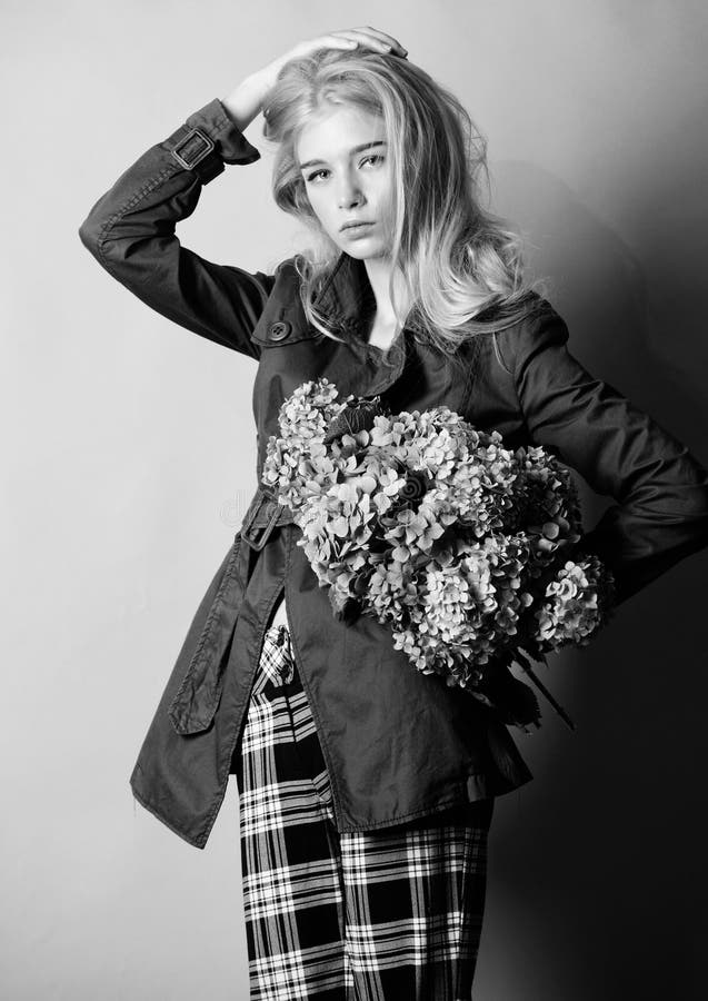 Ropa y accesorio Capa del desgaste del modelo de moda de la muchacha para la estaci?n de la primavera y del oto?o Tendencia de la imágenes de archivo libres de regalías Ropa y accesorio Capa del desgaste del modelo de moda de la muchacha para la estaci?n de la primavera y del oto?o Tendencia de la imágenes de archivo libres de regalías