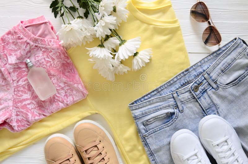 Ropa, Zapatos Y Accesorios De Moda Para Blancos Y Beige de archivo - Imagen de floral, conjunto: 107528612