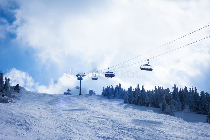 Ropeway sopra un pendio dello sci fotografia stock libera da diritti Ropeway sopra un pendio dello sci fotografia stock libera da diritti