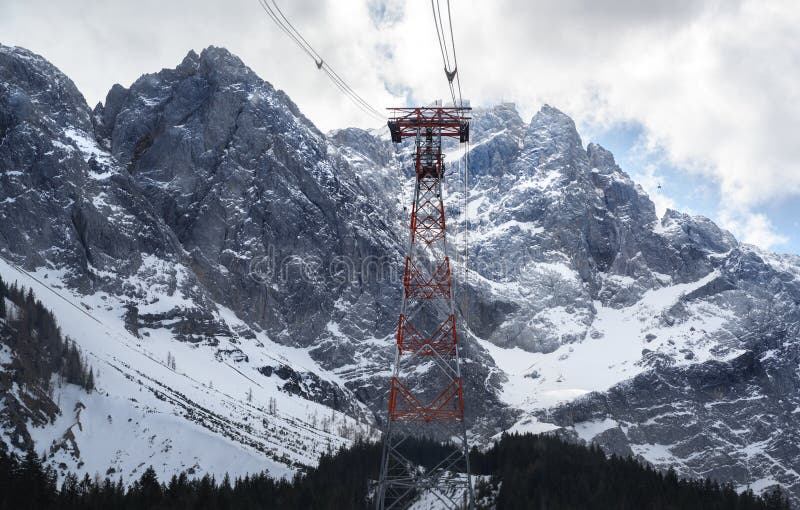 Ropeway till överkanten av zugspitzen, det högsta berget i Tyskland i de bavarian fjällängarna på en molnig dag fotografering för bildbyråer Ropeway till överkanten av zugspitzen, det högsta berget i Tyskland i de bavarian fjällängarna på en molnig dag fotografering för bildbyråer