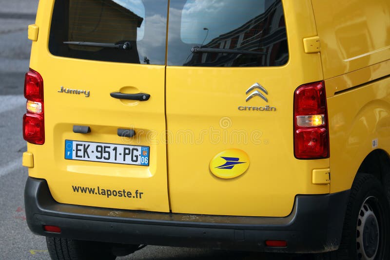 Roquebrune-Kappe-Martin, Frankreich - 14. November 2018: Paket-Zustelldienst Van Citroen Jumpy Parked In La Postes gelber stockbilder Roquebrune-Kappe-Martin, Frankreich - 14. November 2018: Paket-Zustelldienst Van Citroen Jumpy Parked In La Postes gelber stockbilder