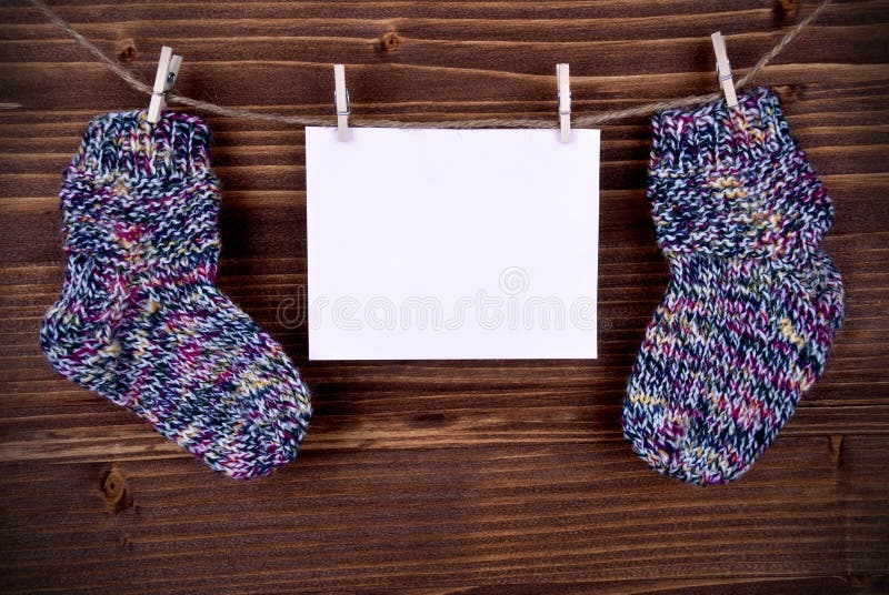 Rosa Aufkleber mit Baby-Socken und Kopien-Raum lizenzfreies stockbild Rosa Aufkleber mit Baby-Socken und Kopien-Raum lizenzfreies stockbild
