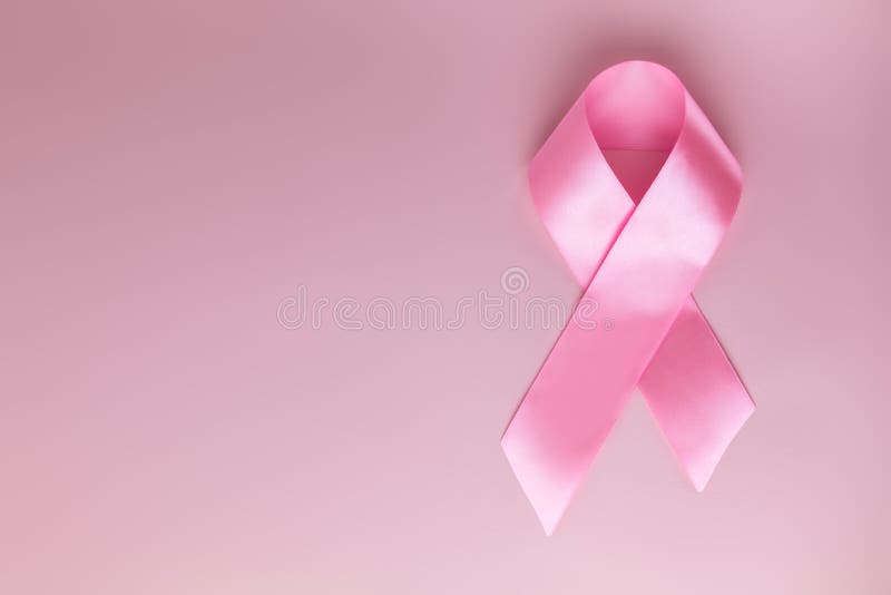 Rosa band på rosa bakgrund som symbol av den kvinnliga bröstsjukdomen Band för bröstcancermånadmedvetenhet minimalistic