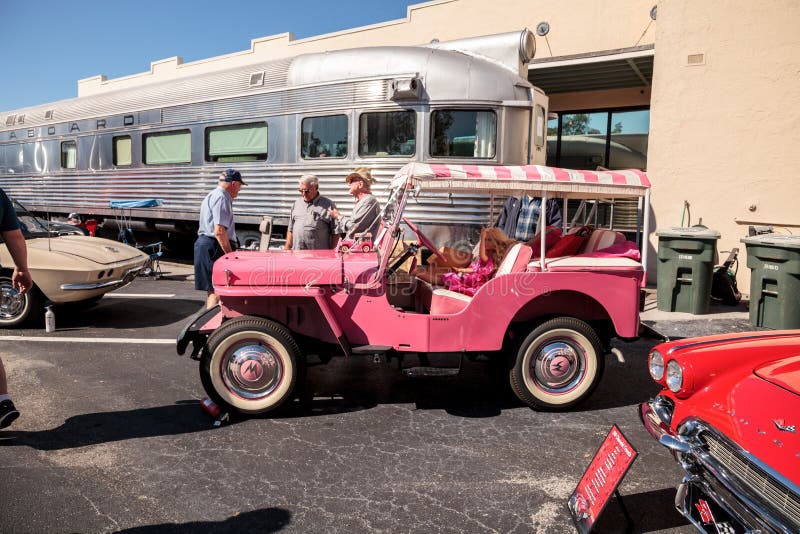  Pink Barbie Jeep en la segunda exhibición anual de autos clásicos de Naples Depot Foto editorial