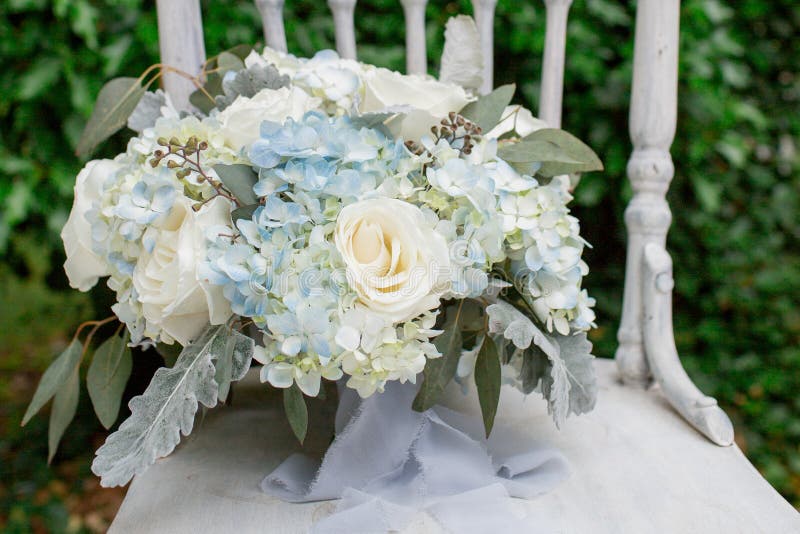 Rosa bianca e fine blu del mazzo di nozze dell'ortensia su con fondo verde fotografie stock libere da diritti Rosa bianca e fine blu del mazzo di nozze dell'ortensia su con fondo verde fotografie stock libere da diritti